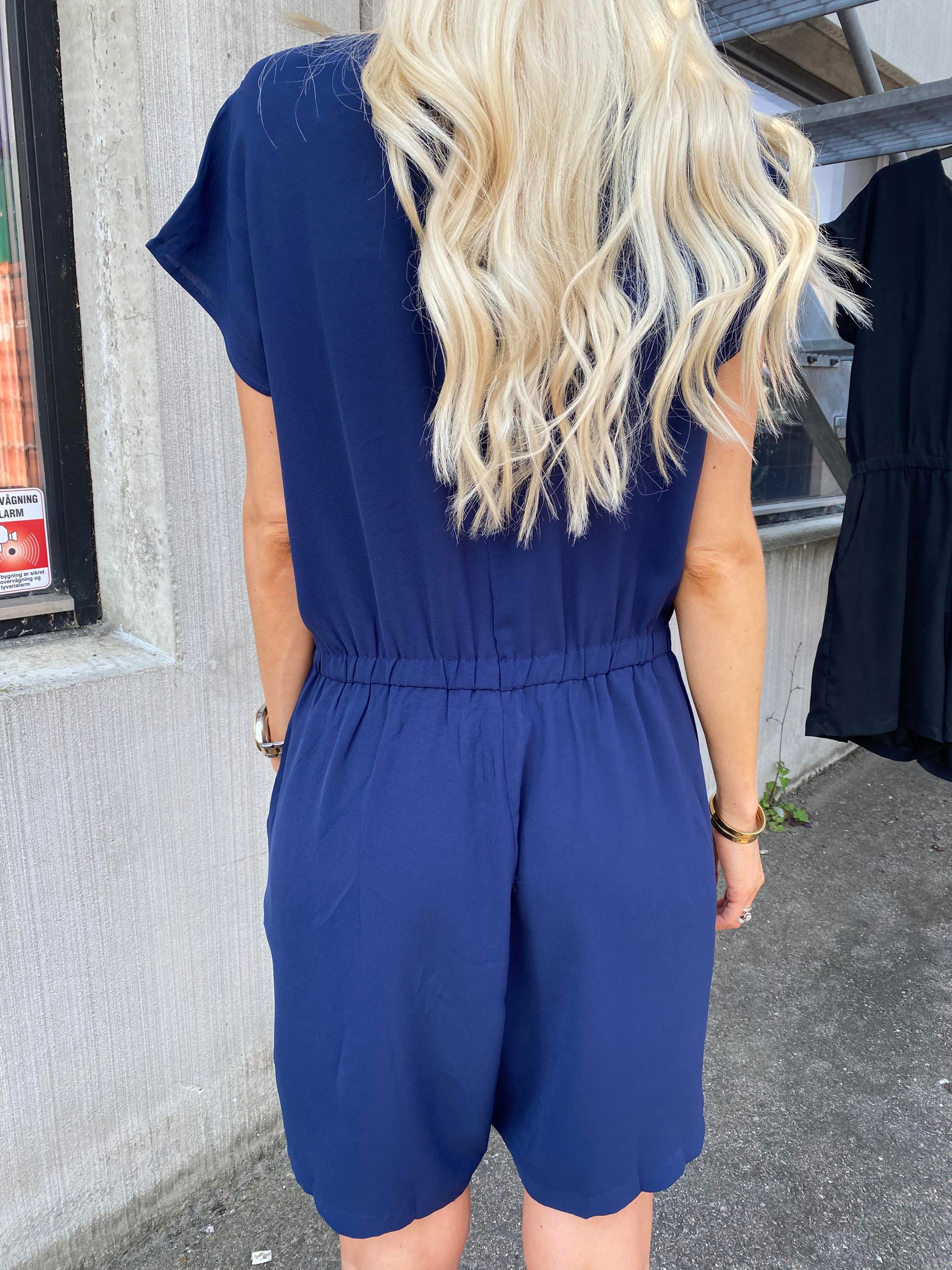 Krystina - Buksedragt med bindebånd i taljen